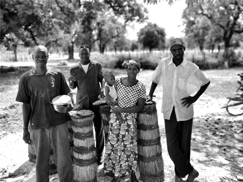 Groupe-de-femmes-et-d'hommes-cultivateurs-miel contact